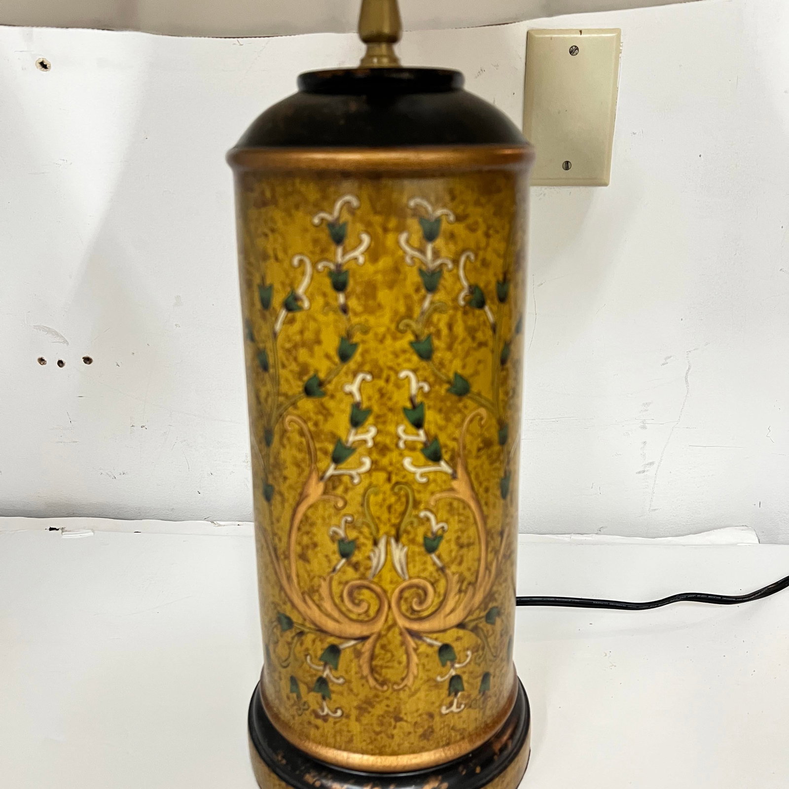 Vintage Wildwood Hand Painted Italian Toile Design Lamp, Original Scalloped Edge Shade - 9