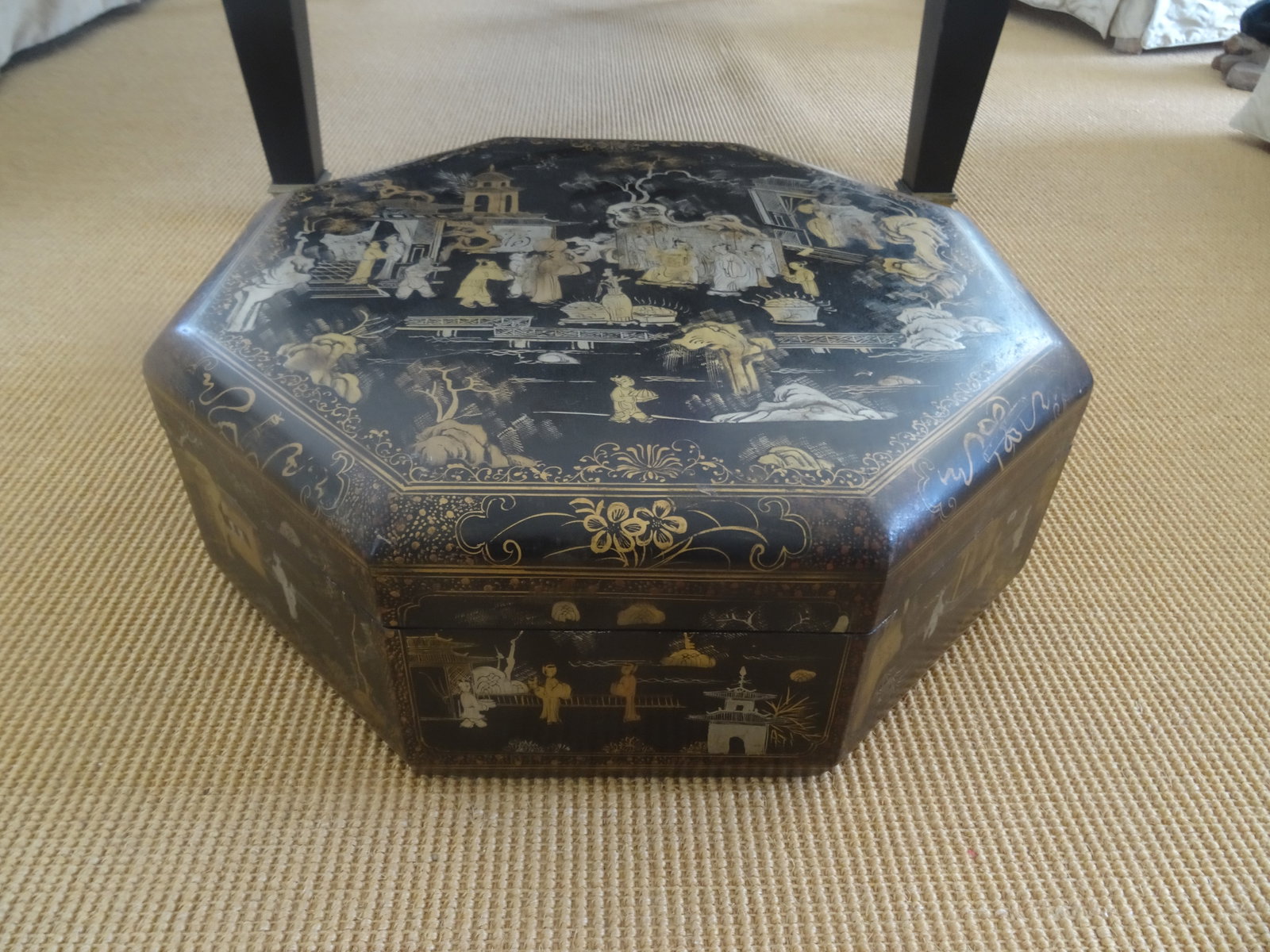 Large Antique Chinese Laquer Covered Box - 4