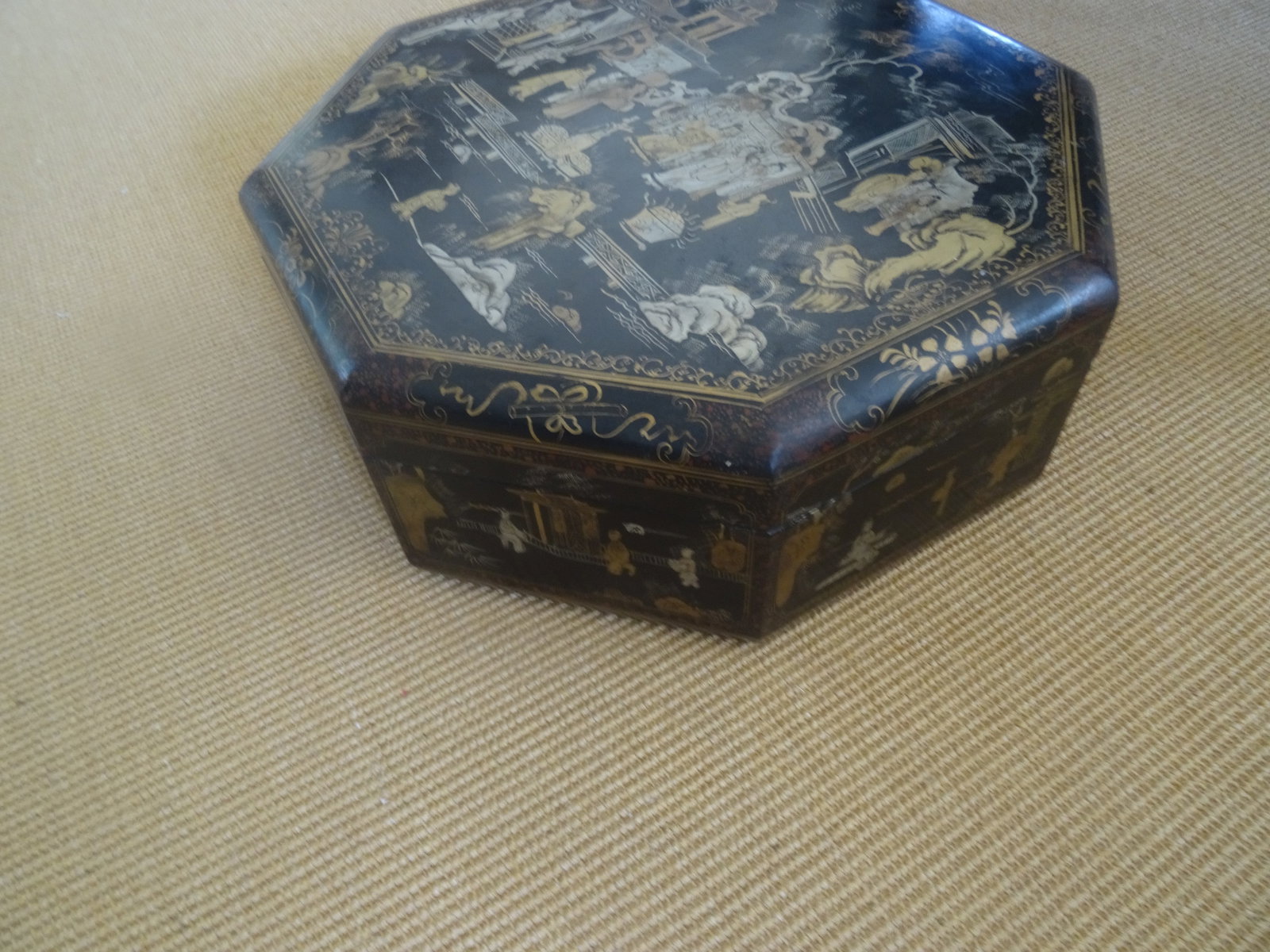 Large Antique Chinese Laquer Covered Box - 7
