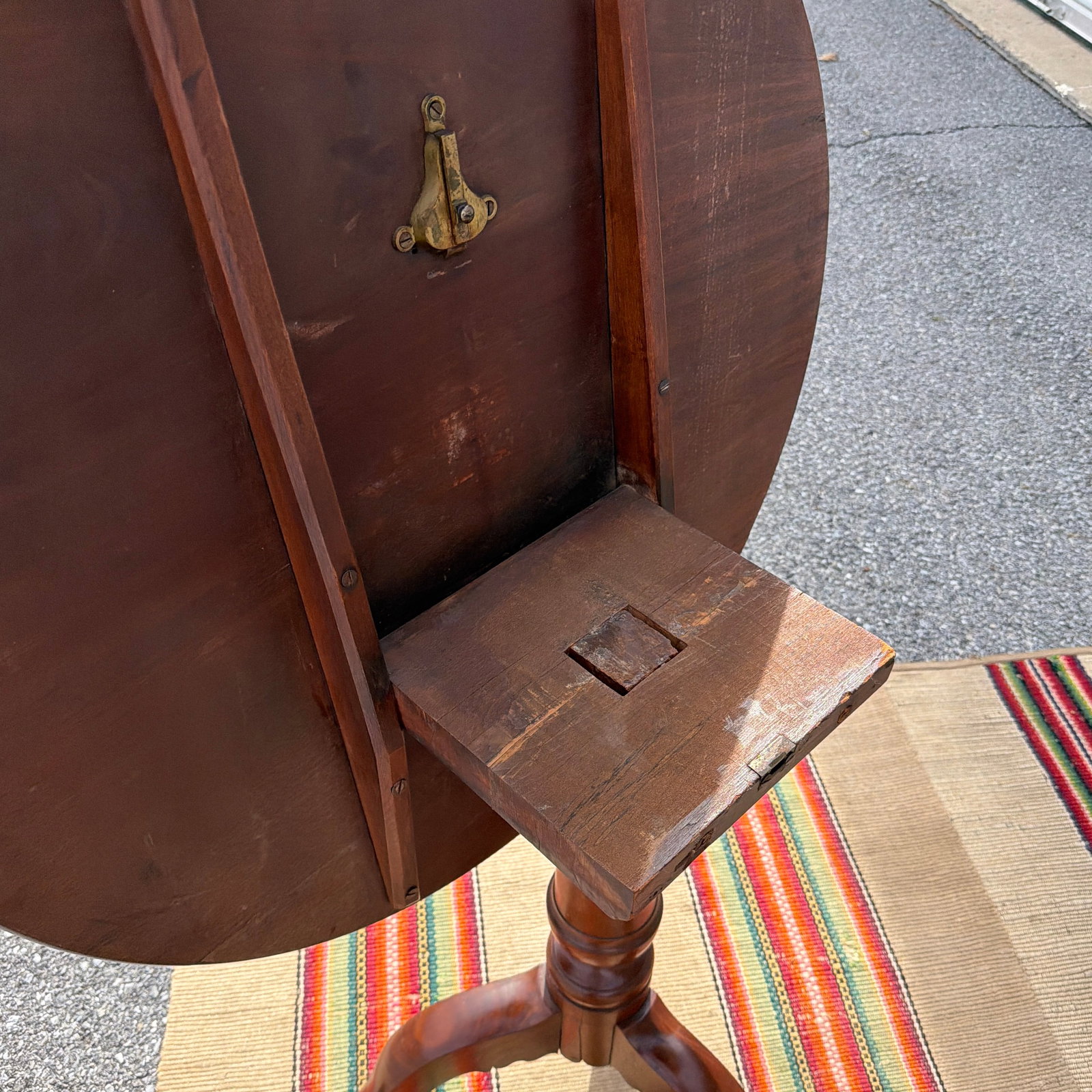 Antique English Mahogany Queen Anne Tilt Top Tea Table, Circa 1800–1820s - 2