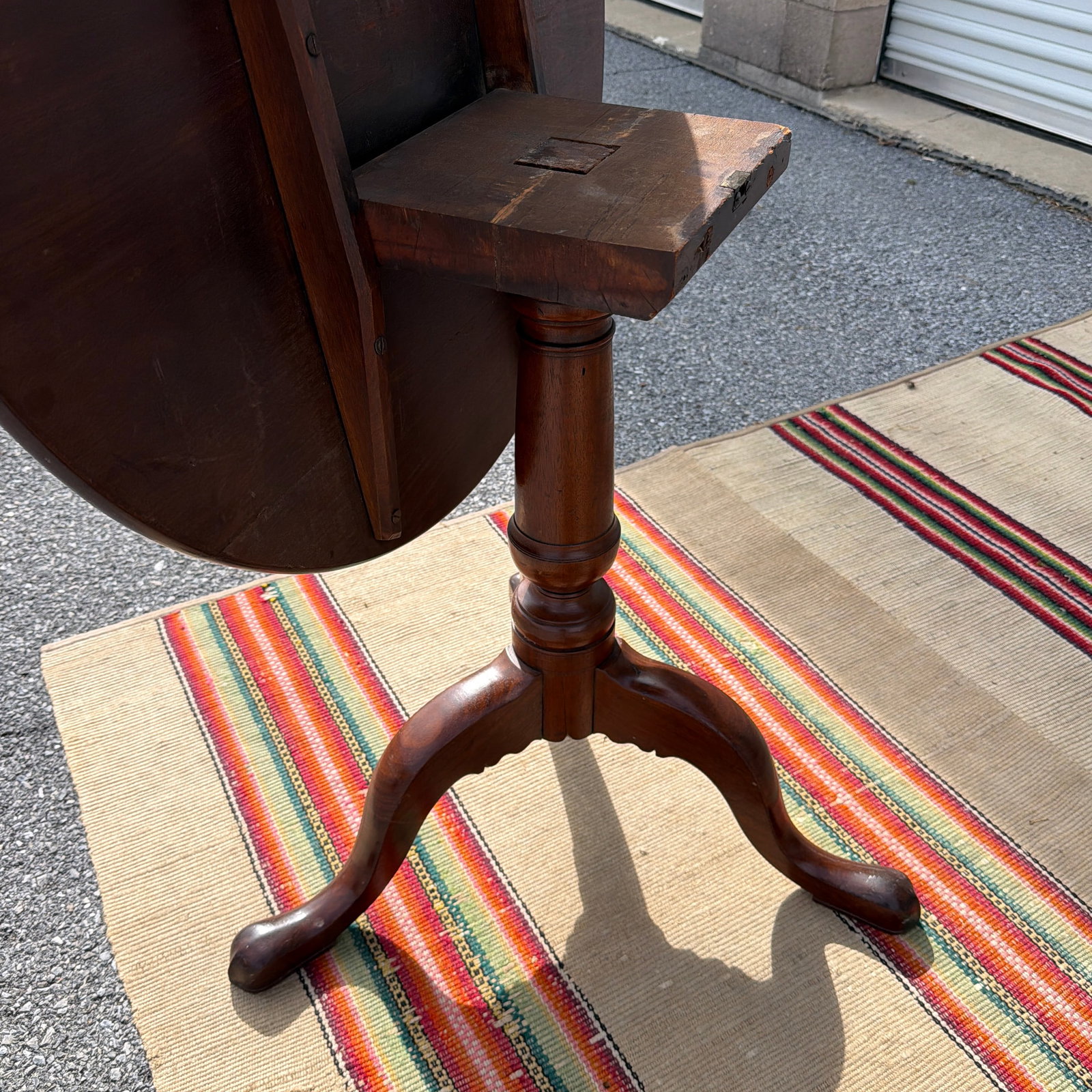 Antique English Mahogany Queen Anne Tilt Top Tea Table, Circa 1800–1820s - 3