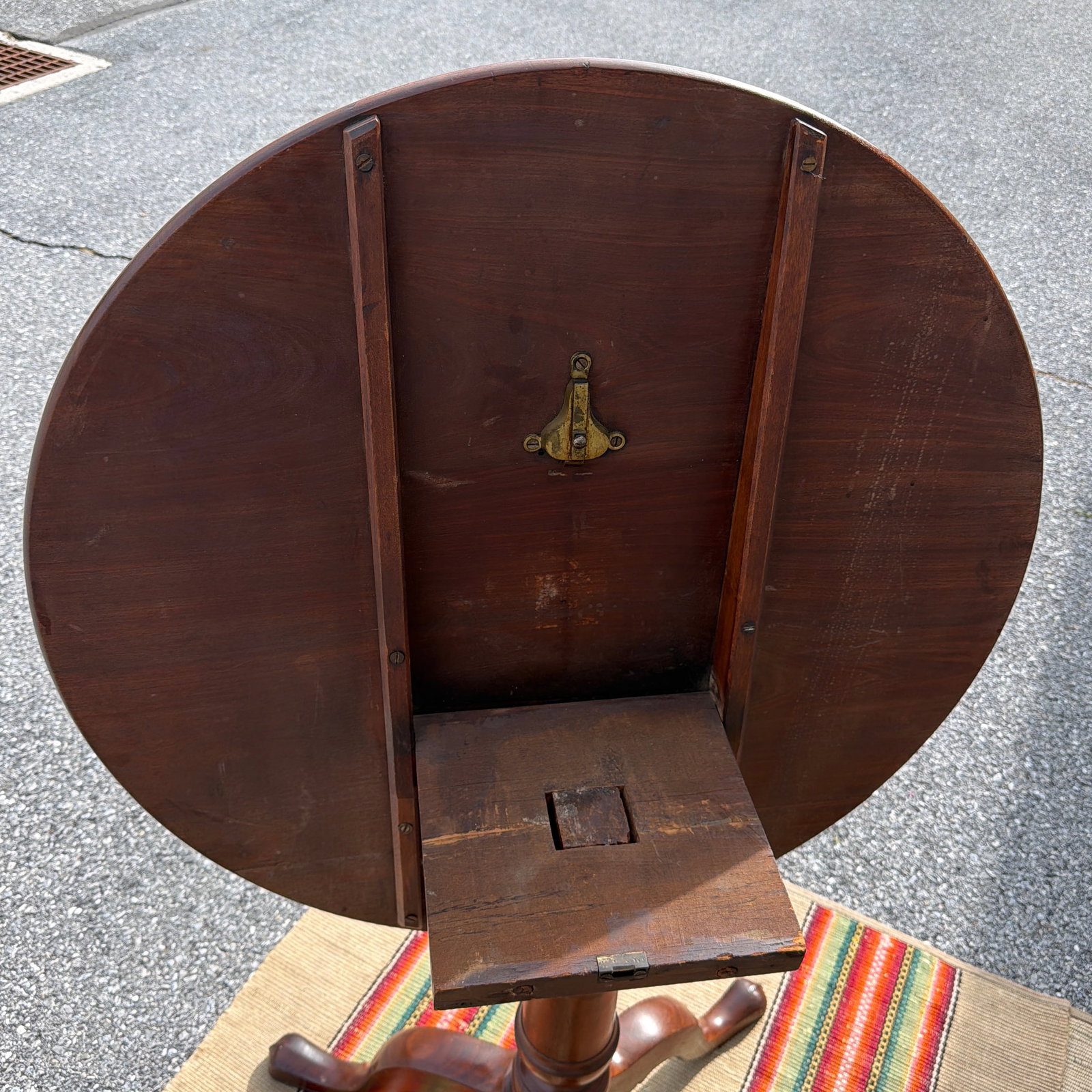 Antique English Mahogany Queen Anne Tilt Top Tea Table, Circa 1800–1820s - 4