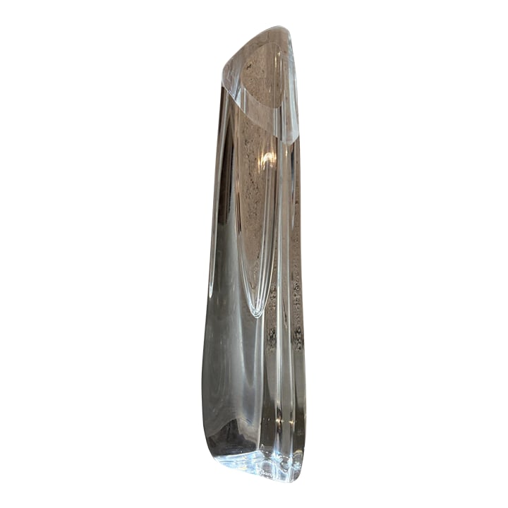 Mid-Century Modern Baccarat "Rose" Faceted Crystal Bud Vase: For your consideration, a vintage mid-century modern Baccarat "Rose" faceted crystal bud vase, expertly crafted in France. Aesthetic: Features a striking modernist, free-form triangular silhouette wit