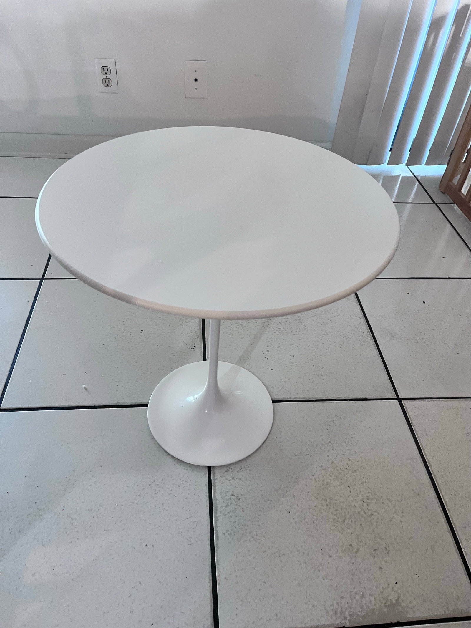 Vintage Knoll Saarinen 20" Round White Tulip Side Table by Eero Saarinen - 3
