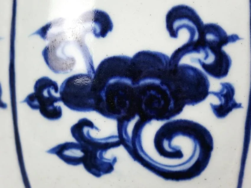 Antique Chinese Porcelain Vase - 2