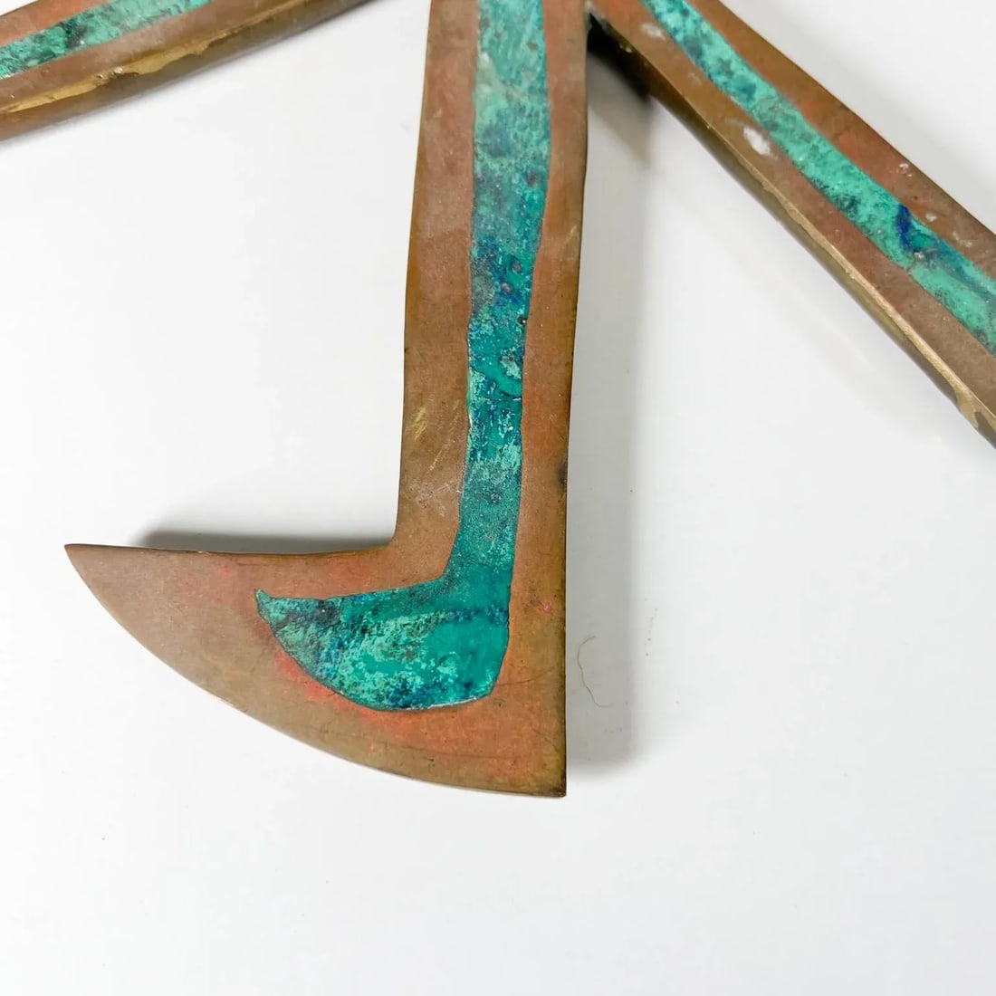 1950s Pepe Mendoza Chinese Letter Sculpture in Brass and Malachite Mexico - 4
