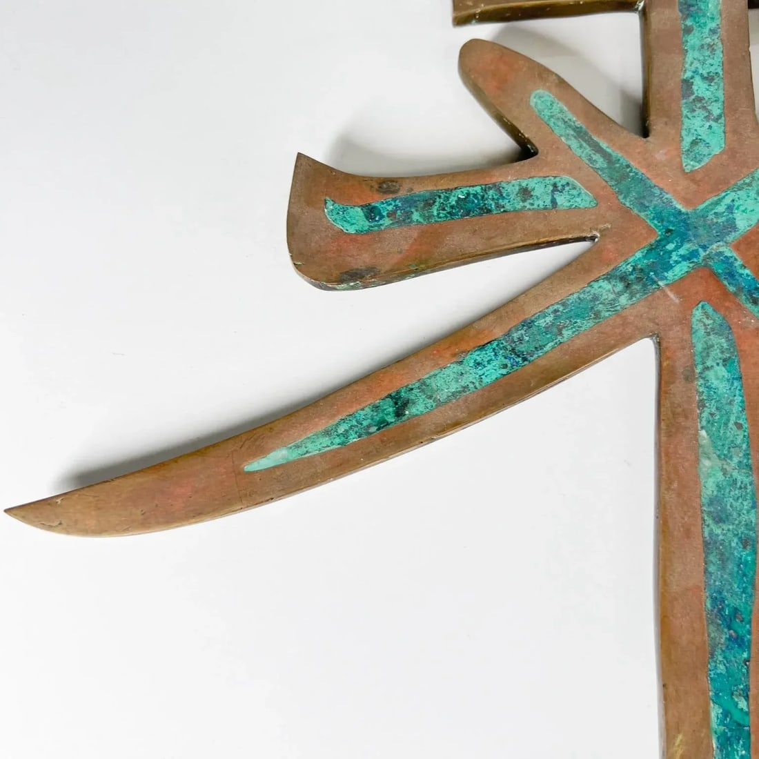 1950s Pepe Mendoza Chinese Letter Sculpture in Brass and Malachite Mexico - 5