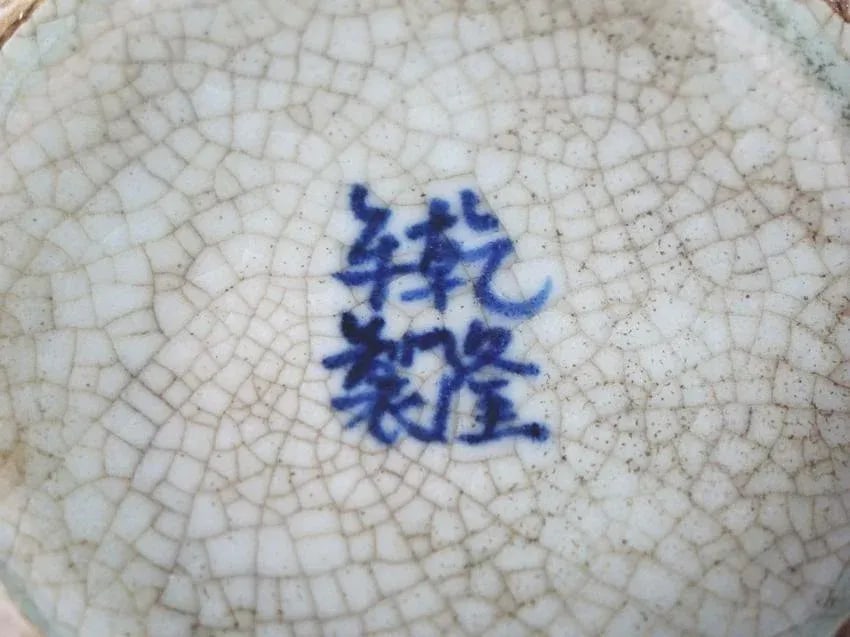 18th Century Antique Chinese Porcelain Jar with lid "Â“ Marking on the Bottom - 5