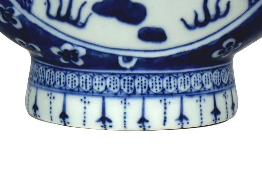 Large Chinese Blue and White Porcelain Teapot With Qianlong Mark on the Bottom - 3