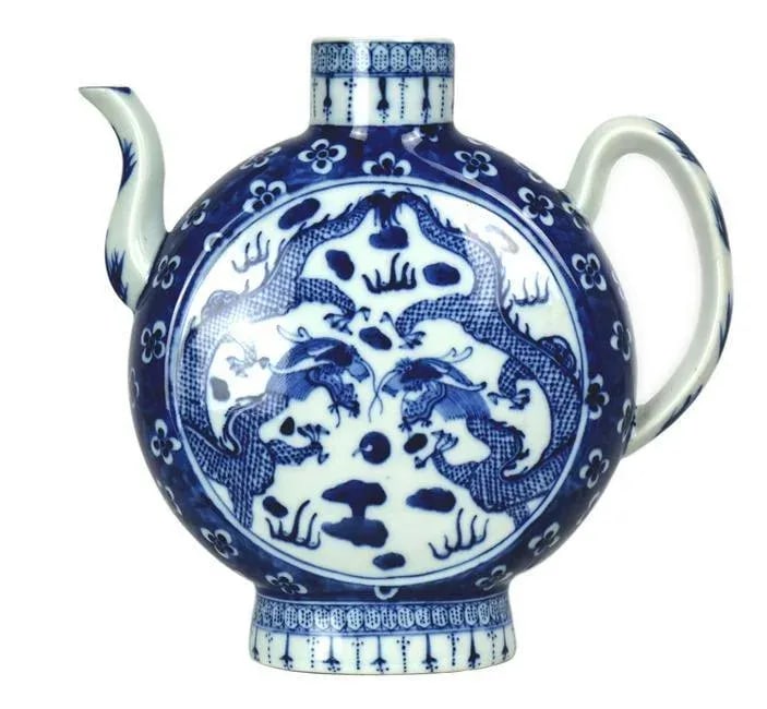 Large Chinese Blue and White Porcelain Teapot With Qianlong Mark on the Bottom - 8