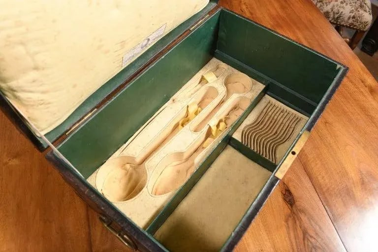 19th Century French Maison Gellée et Gainier Leather and Brass over Wood Decorative Box - 8