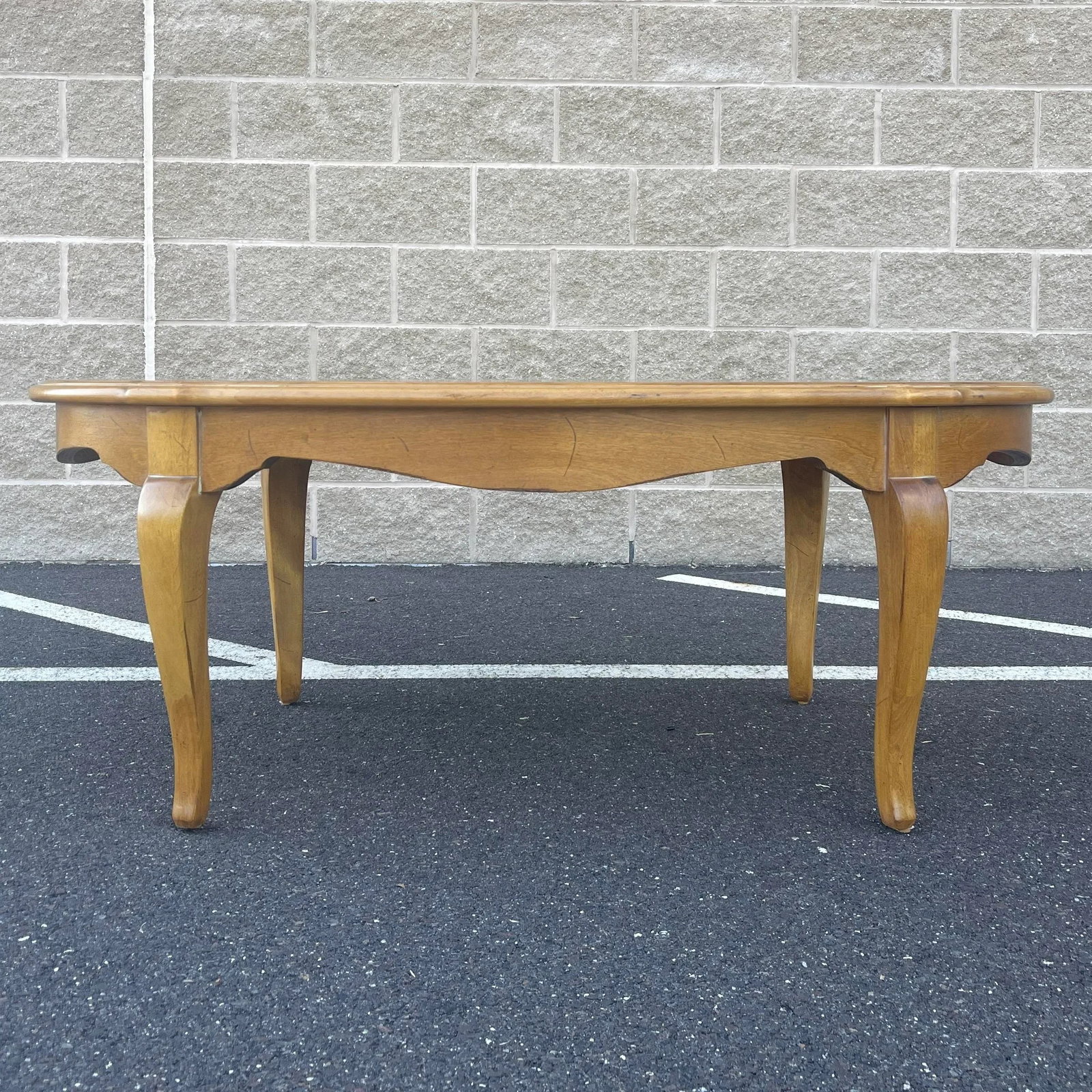 1990s Ethan Allen Country French Birch Oval Coffee or Cocktail Table (26-8220 Provence) - 2