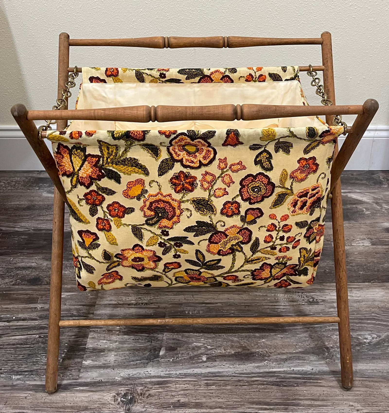 1960s Folk Art Sewing Caddy Basket With Wooden Folding Frame - 2