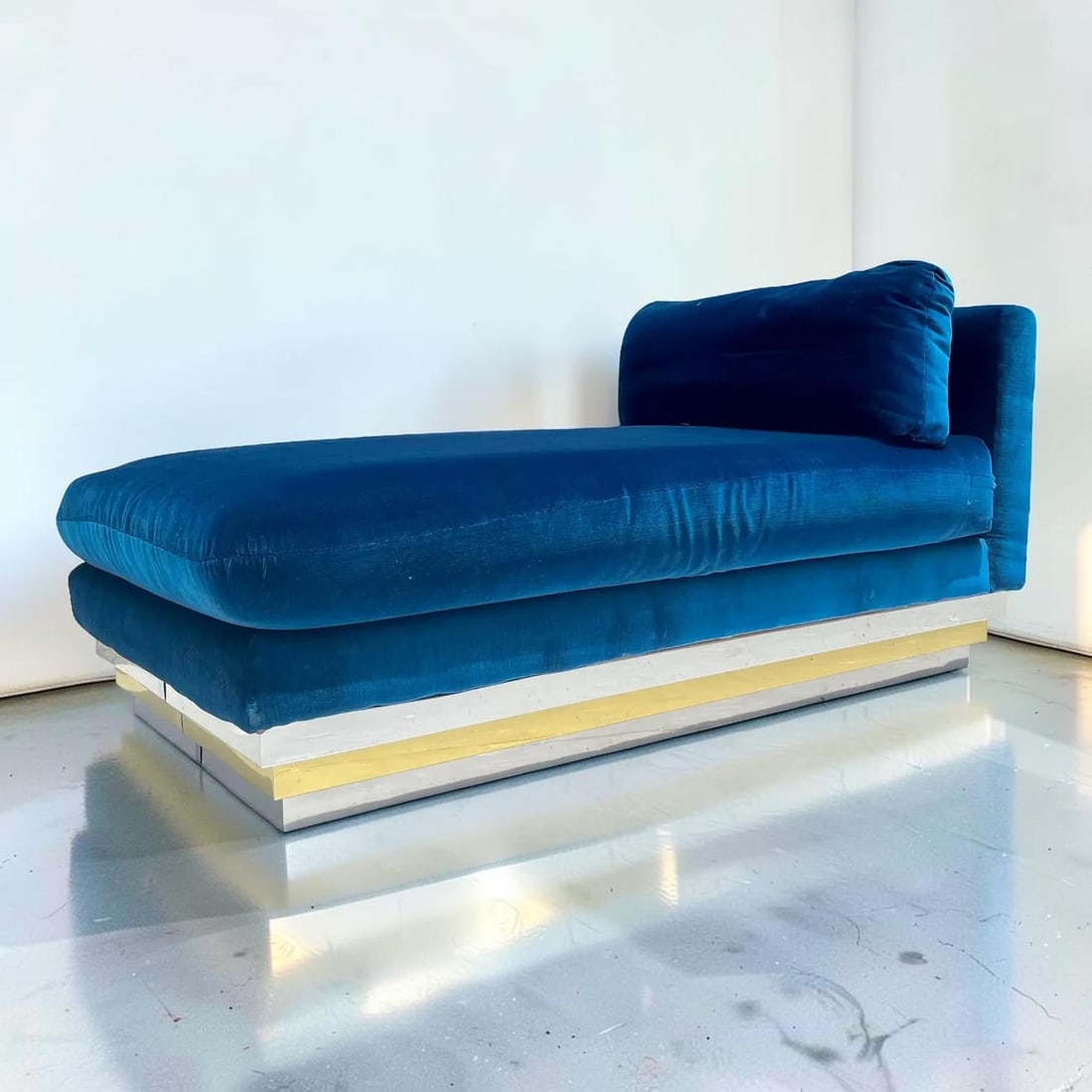 Vintage Velvet Lounge Chaise on Chrome/Brass Base - 2