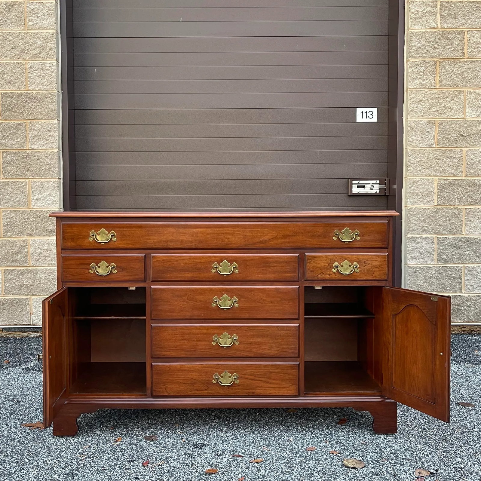 1970s Virginia Galleries Henkel Harris Chippendale Solid Cherry 7 Drawer Sideboard - 3