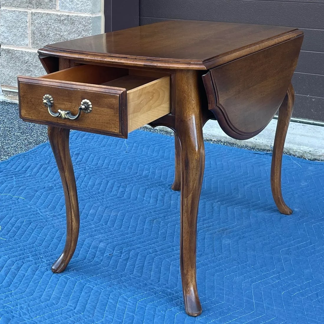 1980s Ethan Allen Country French Birch Drop Leaf Side Table With Drawer (26-8302 Fruitwood) - 2