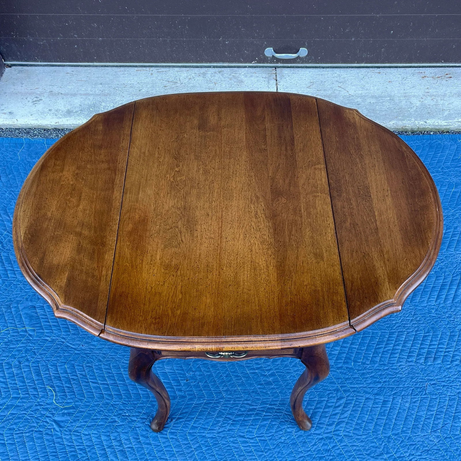 1980s Ethan Allen Country French Birch Drop Leaf Side Table With Drawer (26-8302 Fruitwood) - 5