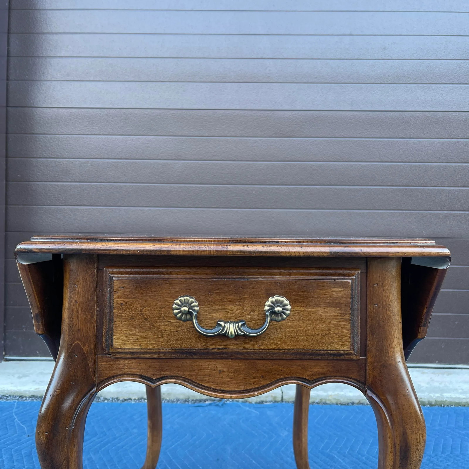1980s Ethan Allen Country French Birch Drop Leaf Side Table With Drawer (26-8302 Fruitwood) - 6