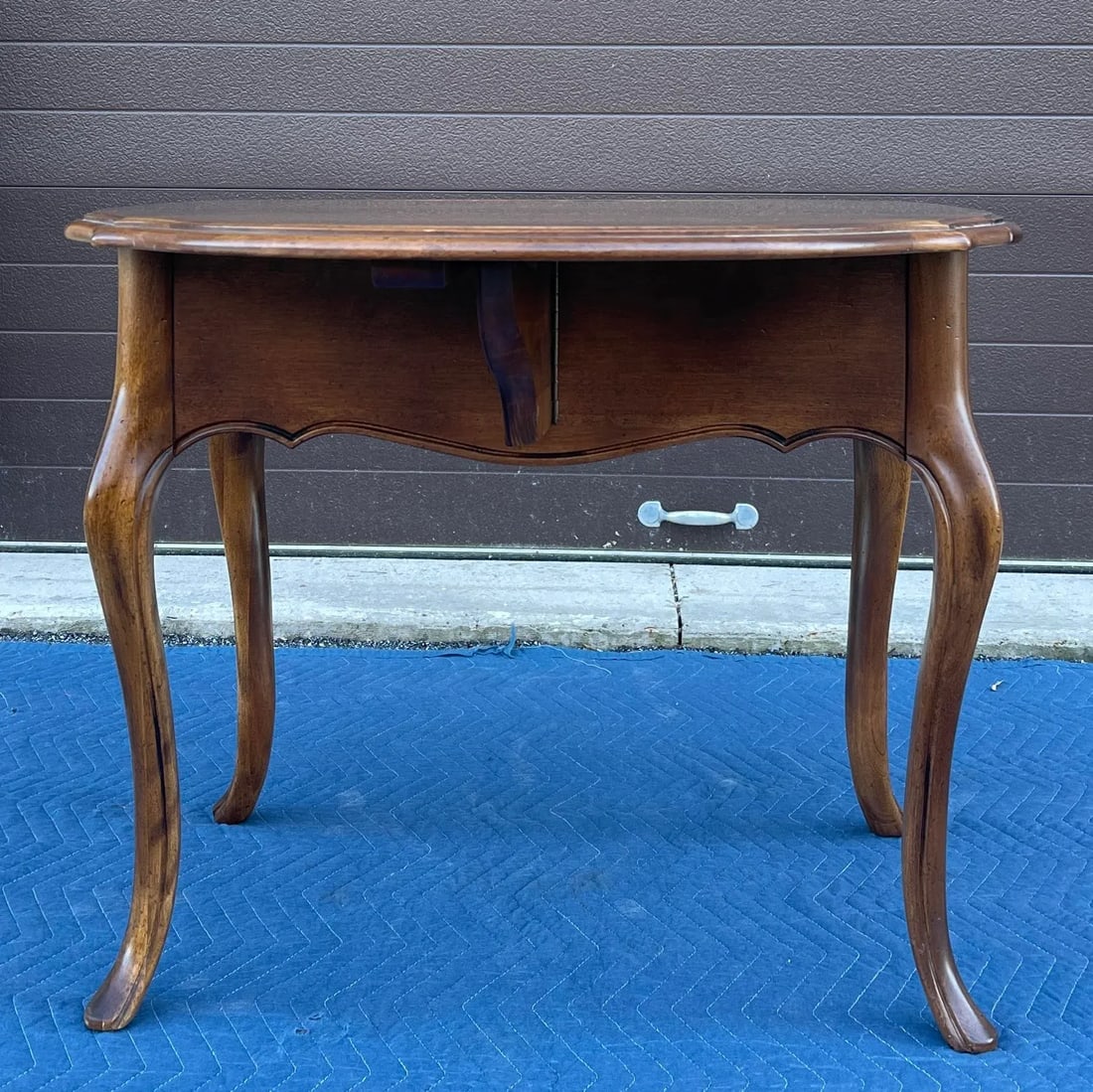 1980s Ethan Allen Country French Birch Drop Leaf Side Table With Drawer (26-8302 Fruitwood) - 7