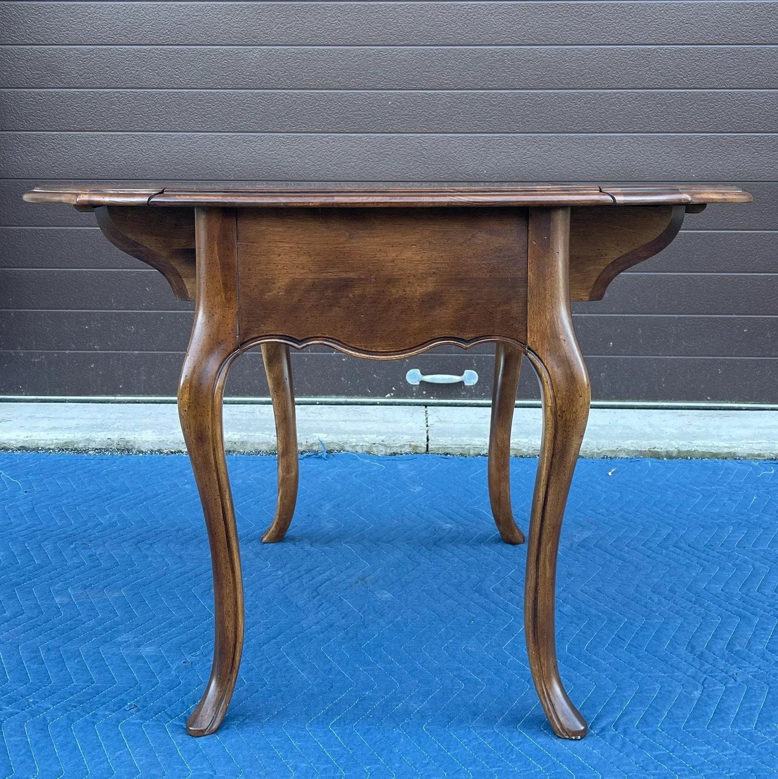 1980s Ethan Allen Country French Birch Drop Leaf Side Table With Drawer (26-8302 Fruitwood) - 8