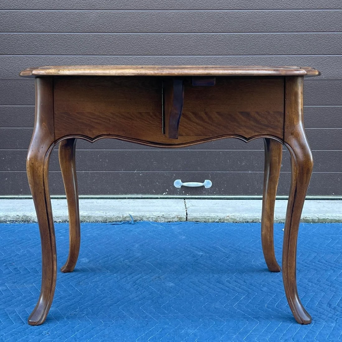 1980s Ethan Allen Country French Birch Drop Leaf Side Table With Drawer (26-8302 Fruitwood) - 9