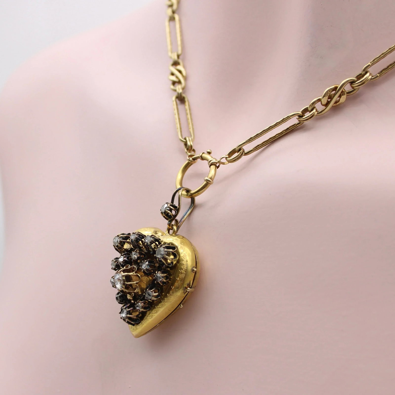 Victorian 18K Gold Rose Cut Diamond Encrusted Heart Locket - 8