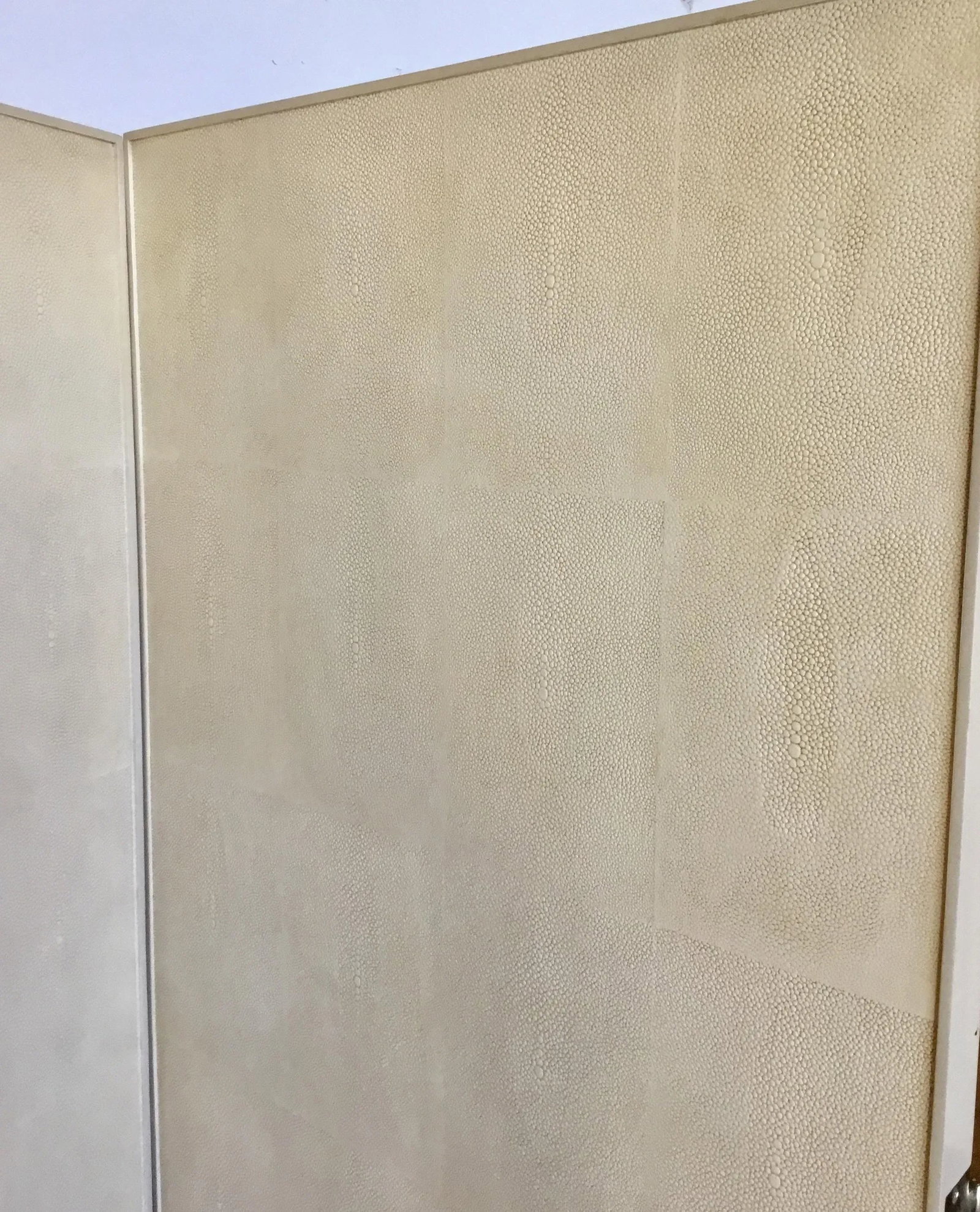 Barbara Barry for Henredon Modern Ivory Faux Shagreen Low Folding Curtin Call Screen/Room Divider - 6