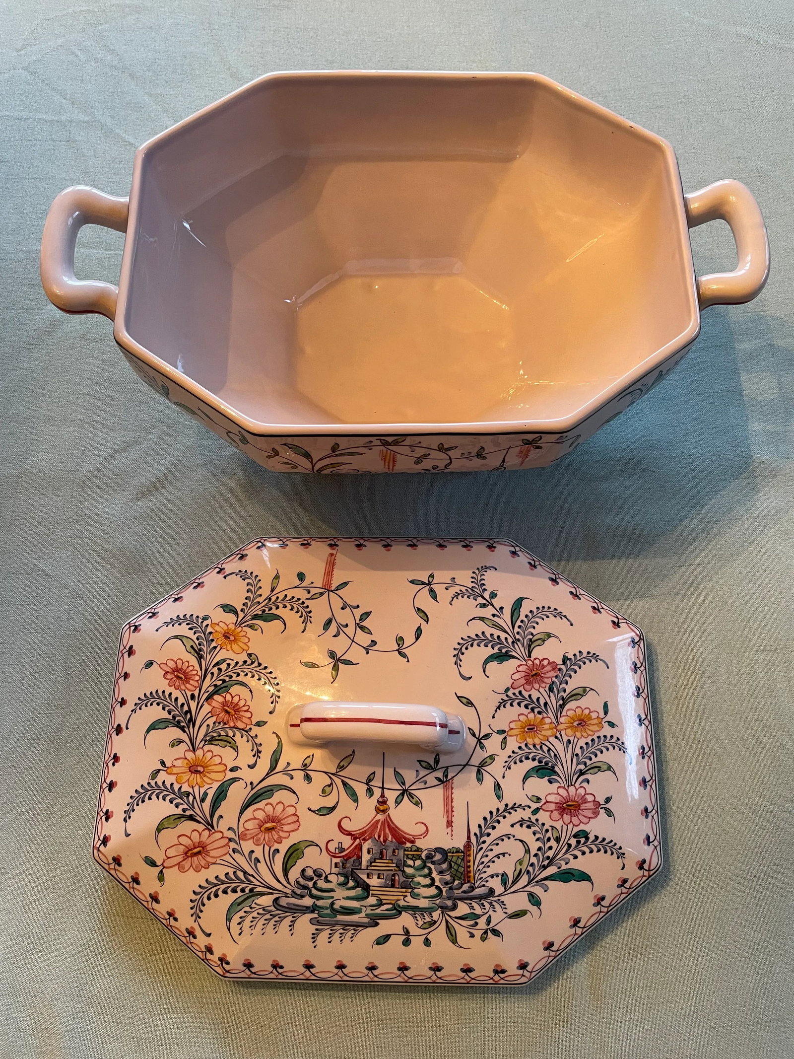 1970s Mottahedeh Porcelain "Pagoda Garden" Covered Tureen Hand-Painted in Portugal - 3