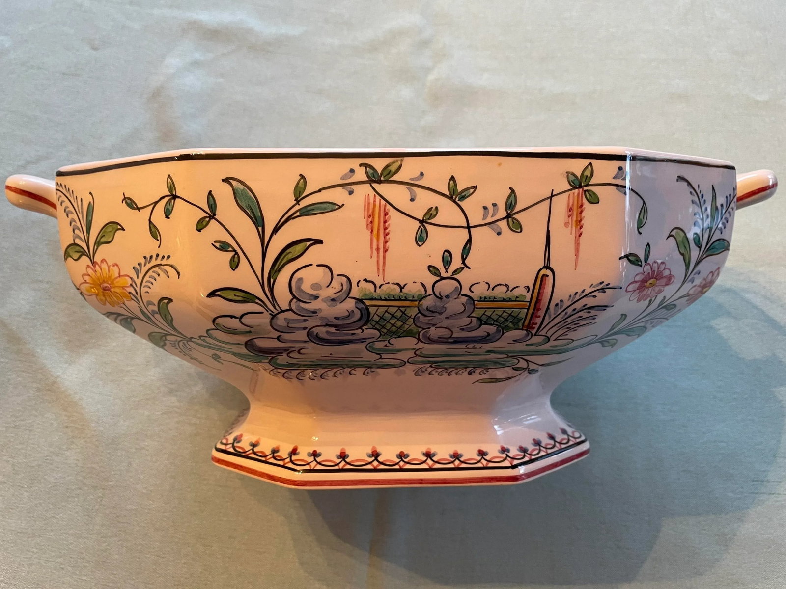 1970s Mottahedeh Porcelain "Pagoda Garden" Covered Tureen Hand-Painted in Portugal - 8