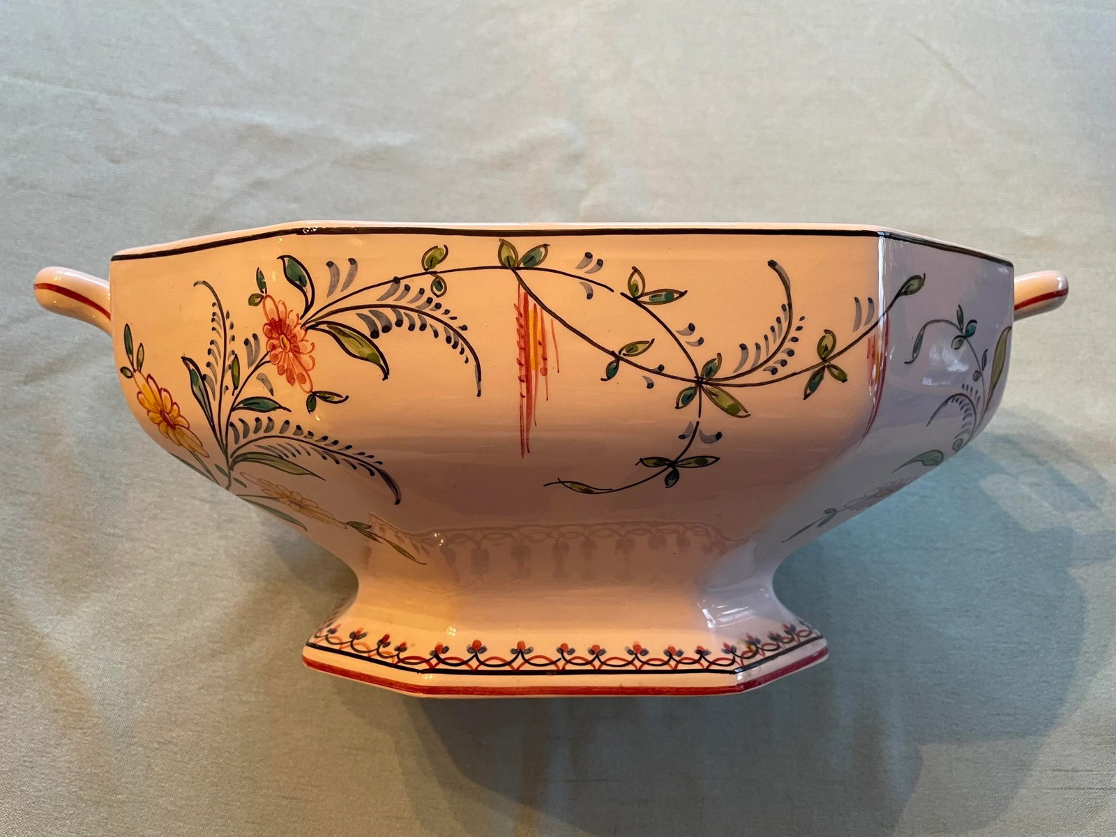 1970s Mottahedeh Porcelain "Pagoda Garden" Covered Tureen Hand-Painted in Portugal - 9