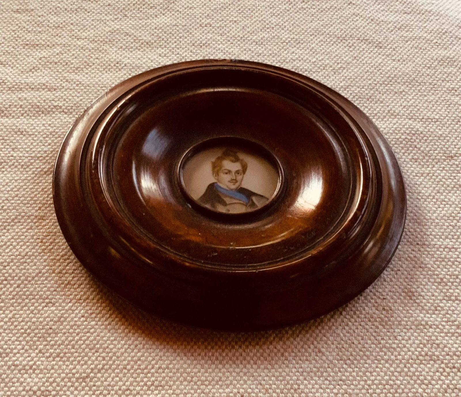 Early American Federal Portrait Miniature, Gentleman in Cobalt Blue Scarf, Original Roundel Frame Ci - 7