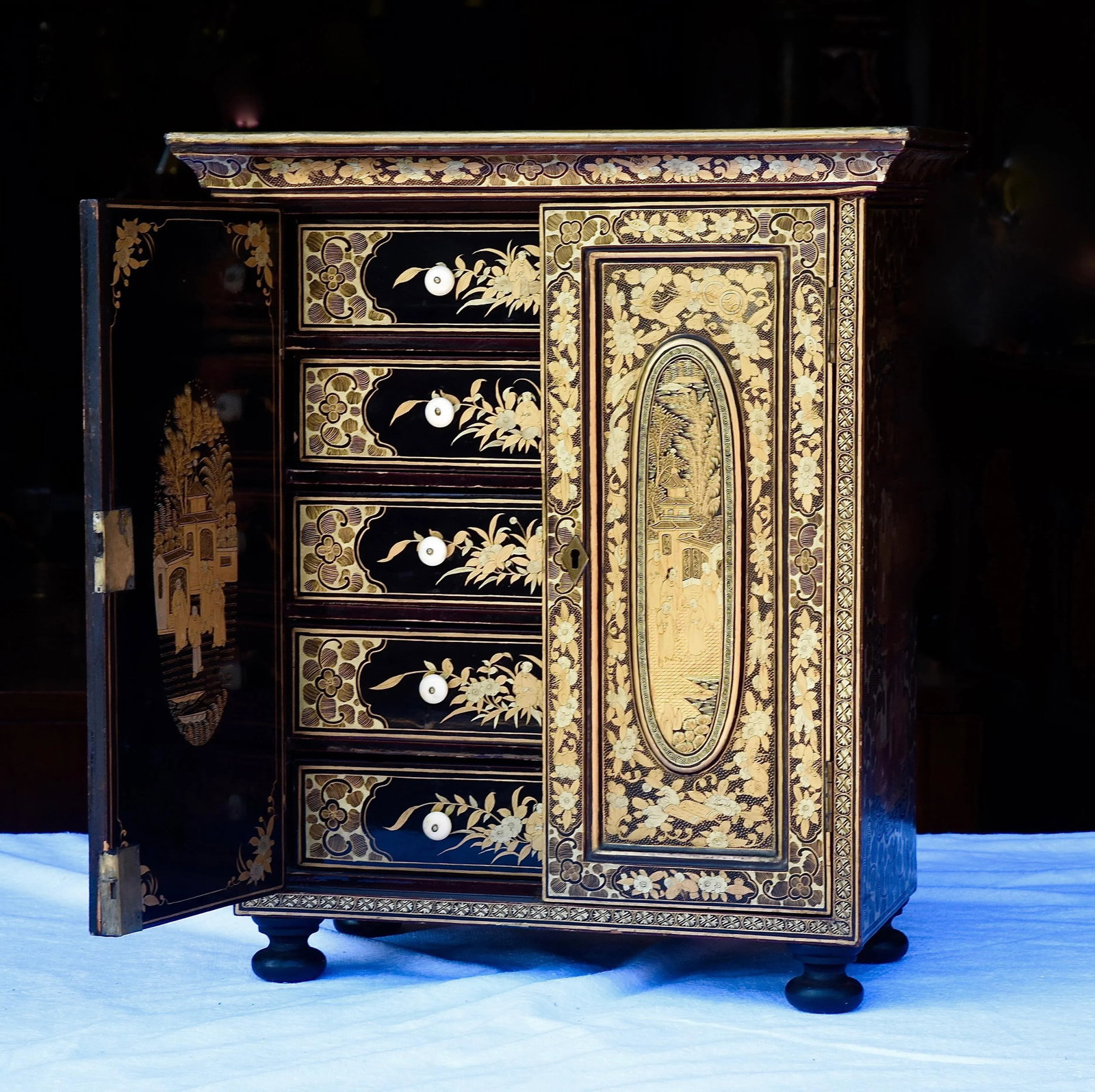 1900's Chinese Laquered Jewelry Box - 2