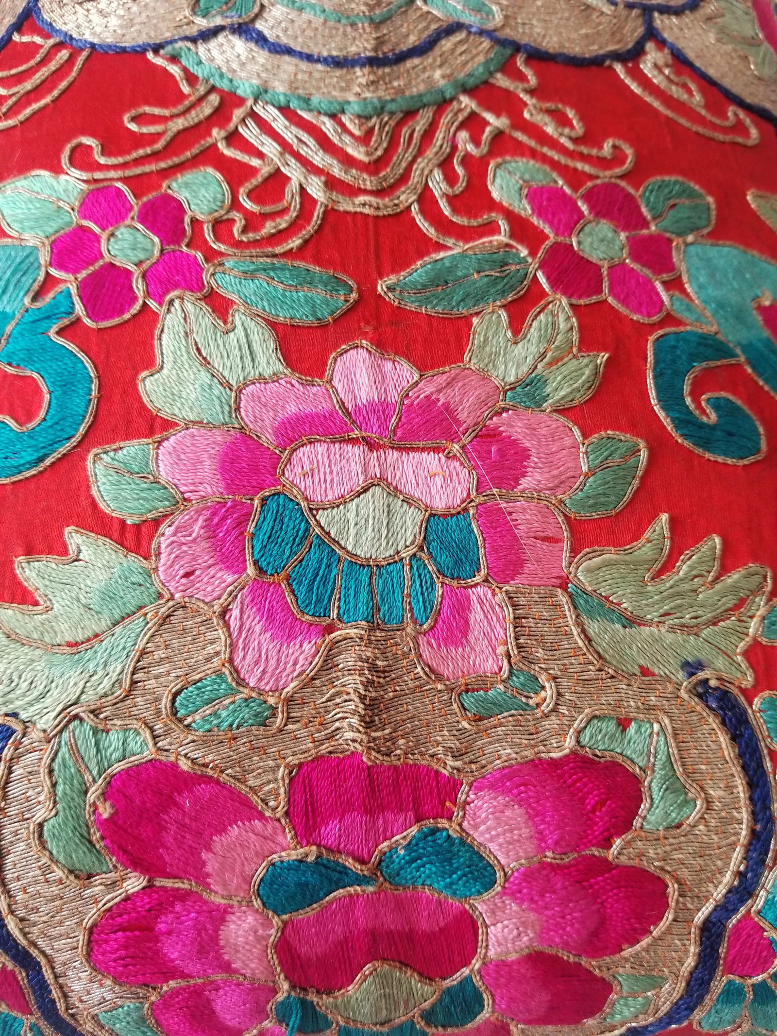 Anglo-Indian Silk Embroidered Tapestry Cushions With Ikat Backs - 8