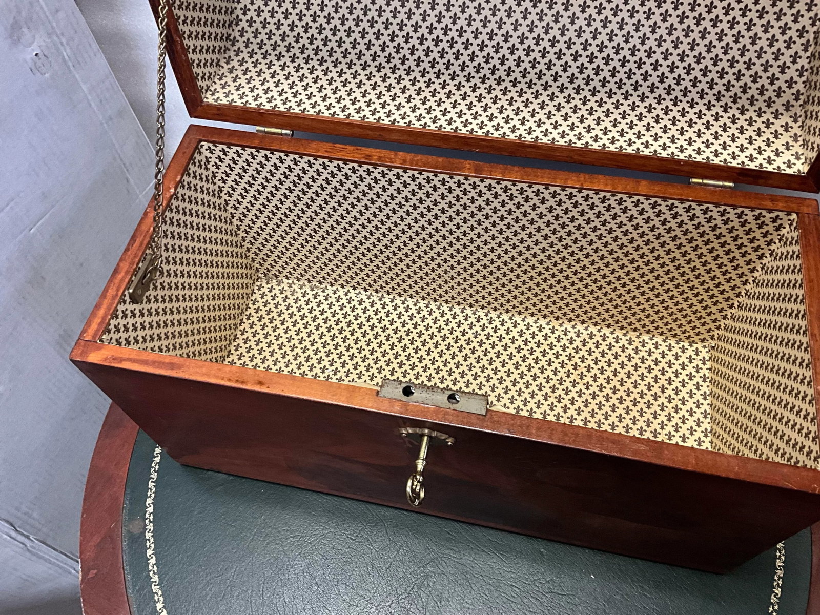 Mid-Century Large Scale Neo-Classical Style Domed Burlwood Italian Box - 5