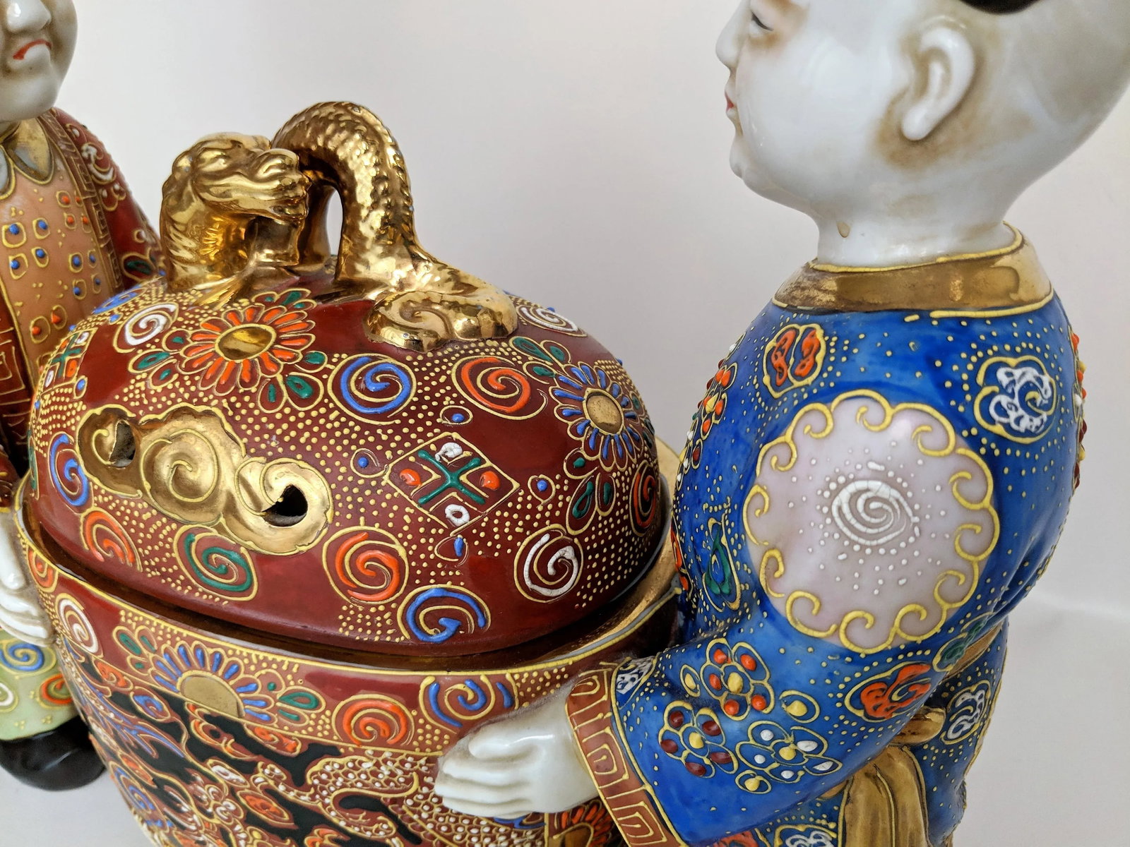 Chinese Ceramic Famille Verte Boys Holding a Lidded Bowl - 10