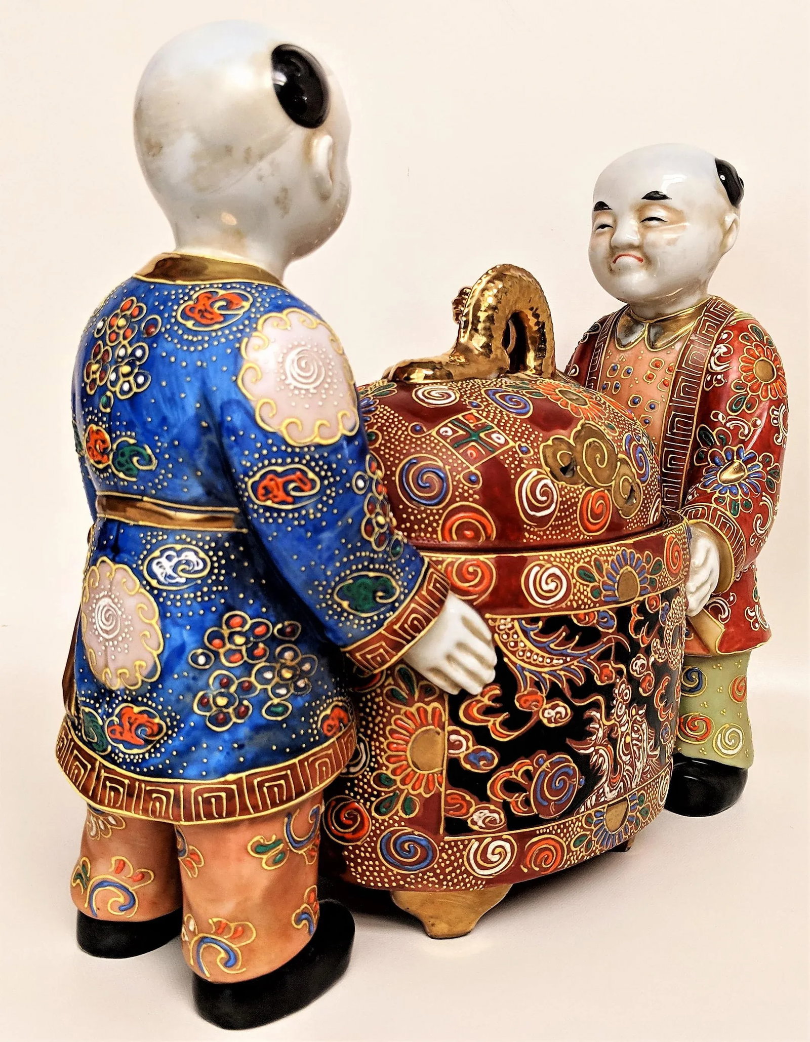 Chinese Ceramic Famille Verte Boys Holding a Lidded Bowl - 2