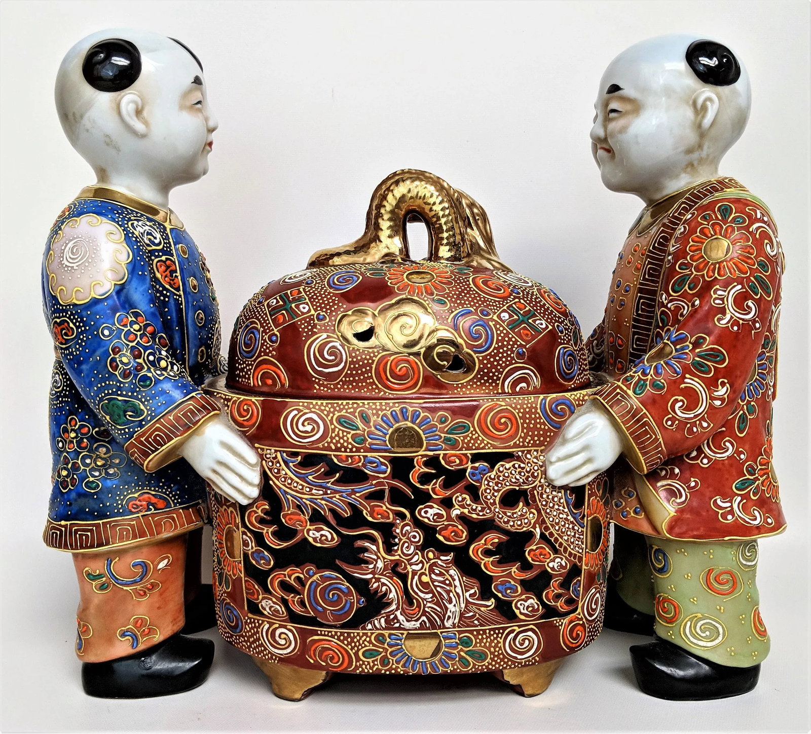 Chinese Ceramic Famille Verte Boys Holding a Lidded Bowl - 3