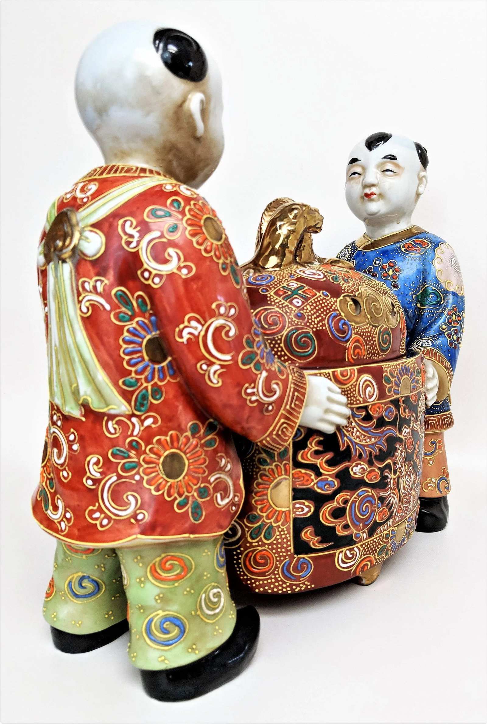 Chinese Ceramic Famille Verte Boys Holding a Lidded Bowl - 4