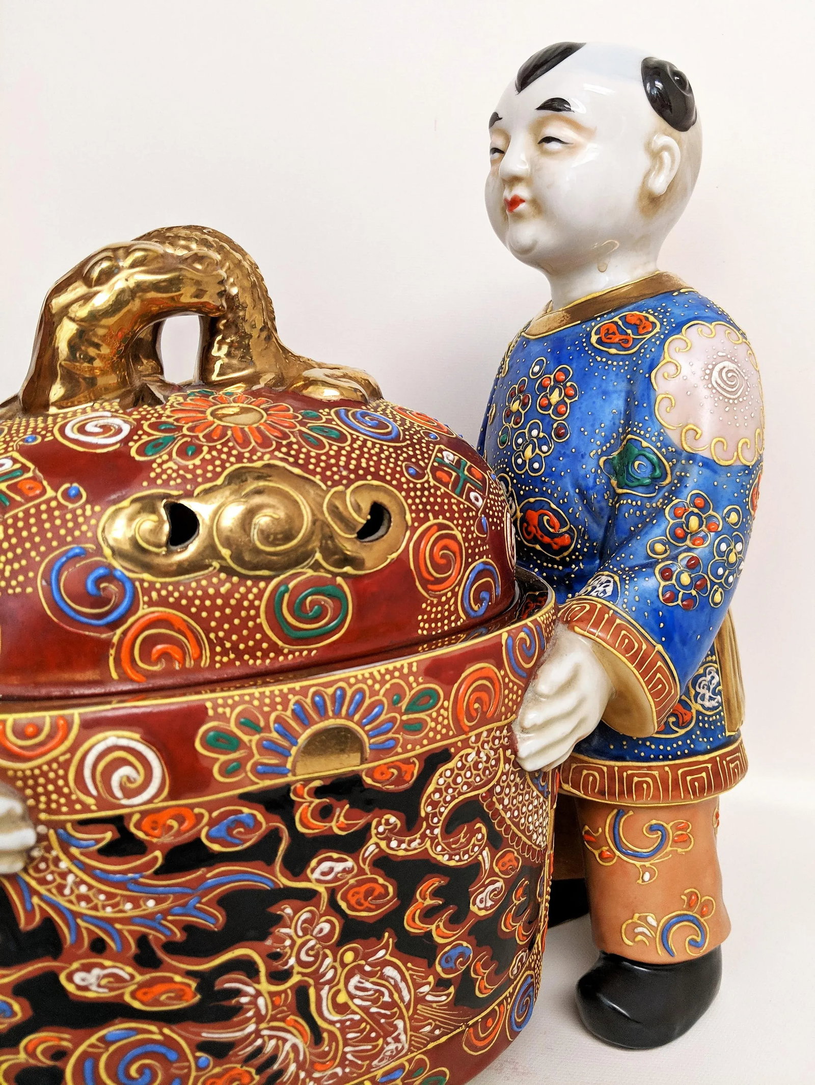 Chinese Ceramic Famille Verte Boys Holding a Lidded Bowl - 6