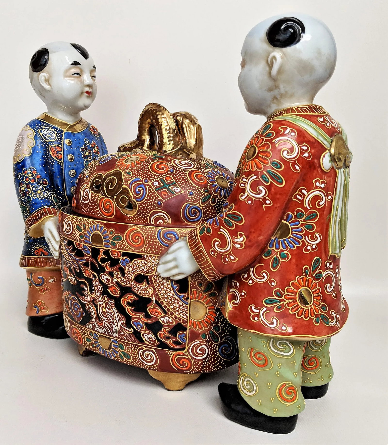 Chinese Ceramic Famille Verte Boys Holding a Lidded Bowl - 7