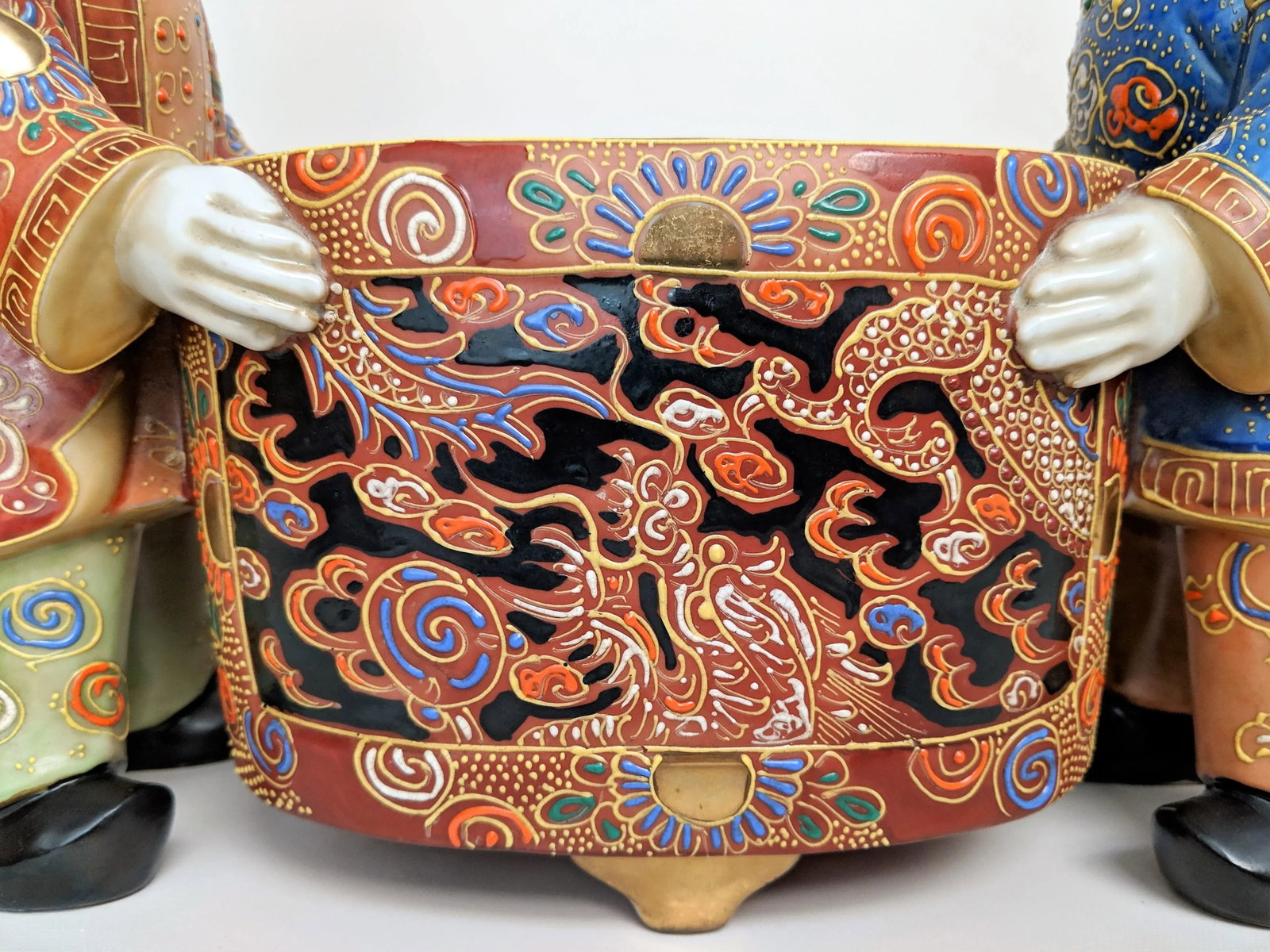 Chinese Ceramic Famille Verte Boys Holding a Lidded Bowl - 9