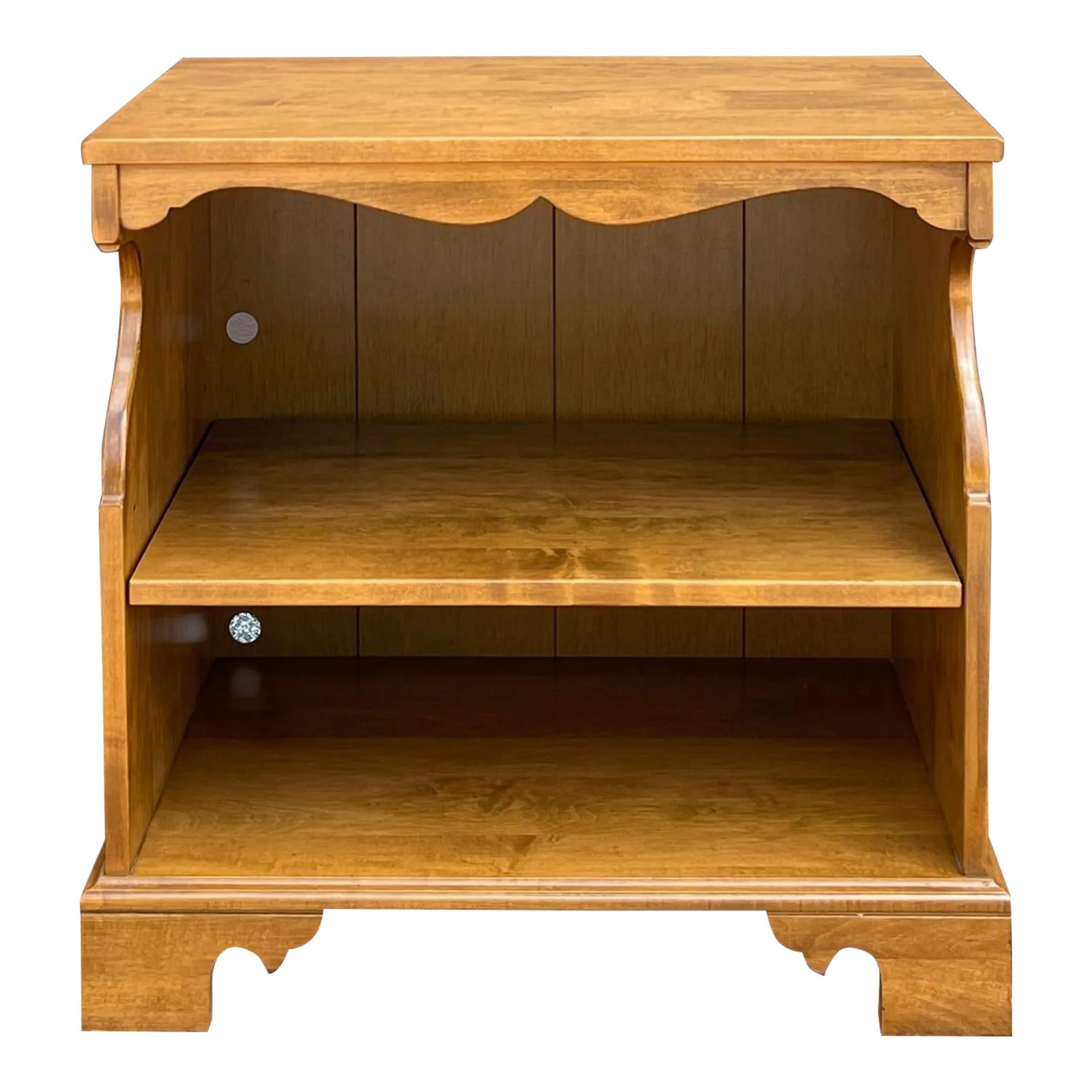 1980s Ethan Allen Heirloom Nutmeg Maple American Traditional Rolling Audio/Video Cart (10-9030): A late 20th century Ethan Allen Heirloom collection American Traditional solid maple rolling open cabinet with an adjustable shelf and cutouts to run wires. Probably designed to be an audio/video cart