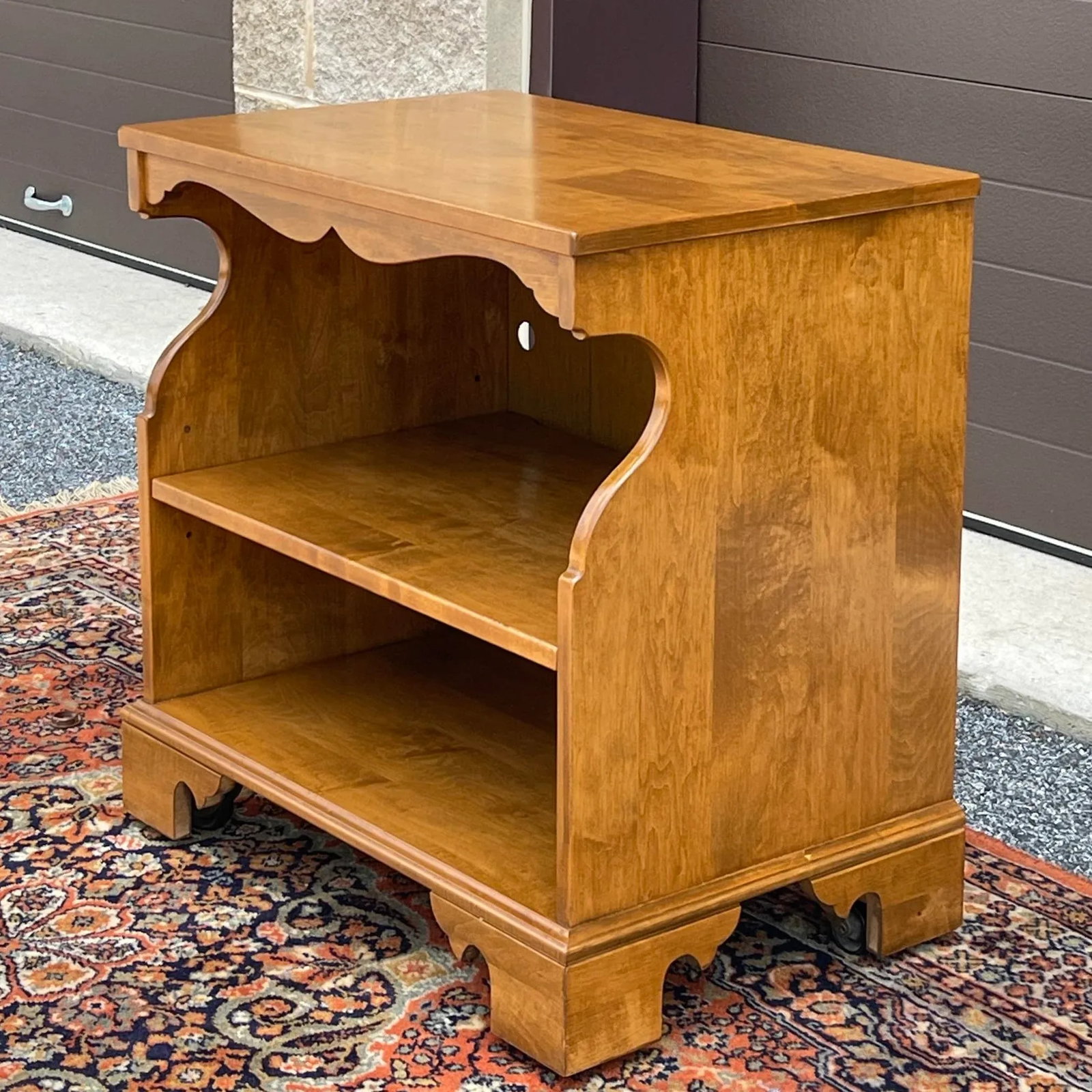 1980s Ethan Allen Heirloom Nutmeg Maple American Traditional Rolling Audio/Video Cart (10-9030) - 2