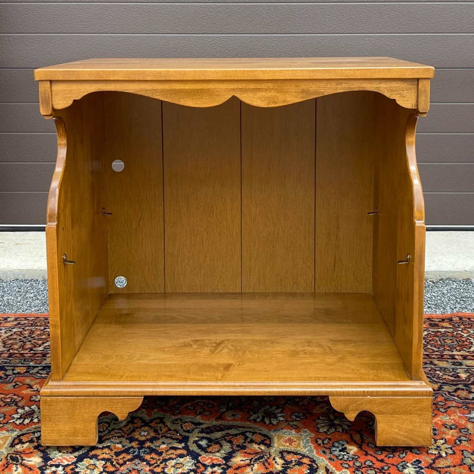 1980s Ethan Allen Heirloom Nutmeg Maple American Traditional Rolling Audio/Video Cart (10-9030) - 3
