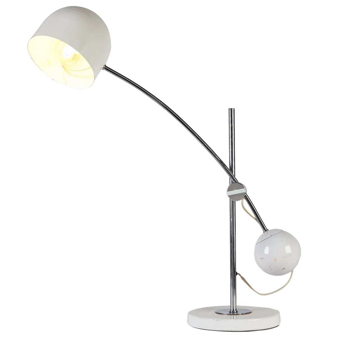 Large 1970s White Arc Counterbalance Desk Lamp | Sonneman: Large, classic mid century modern adjustable desk lamp in white enameled metal and chrome. The long flexible arched neck has a metal light shade on one end and a counterbalance ball on the other. Chro