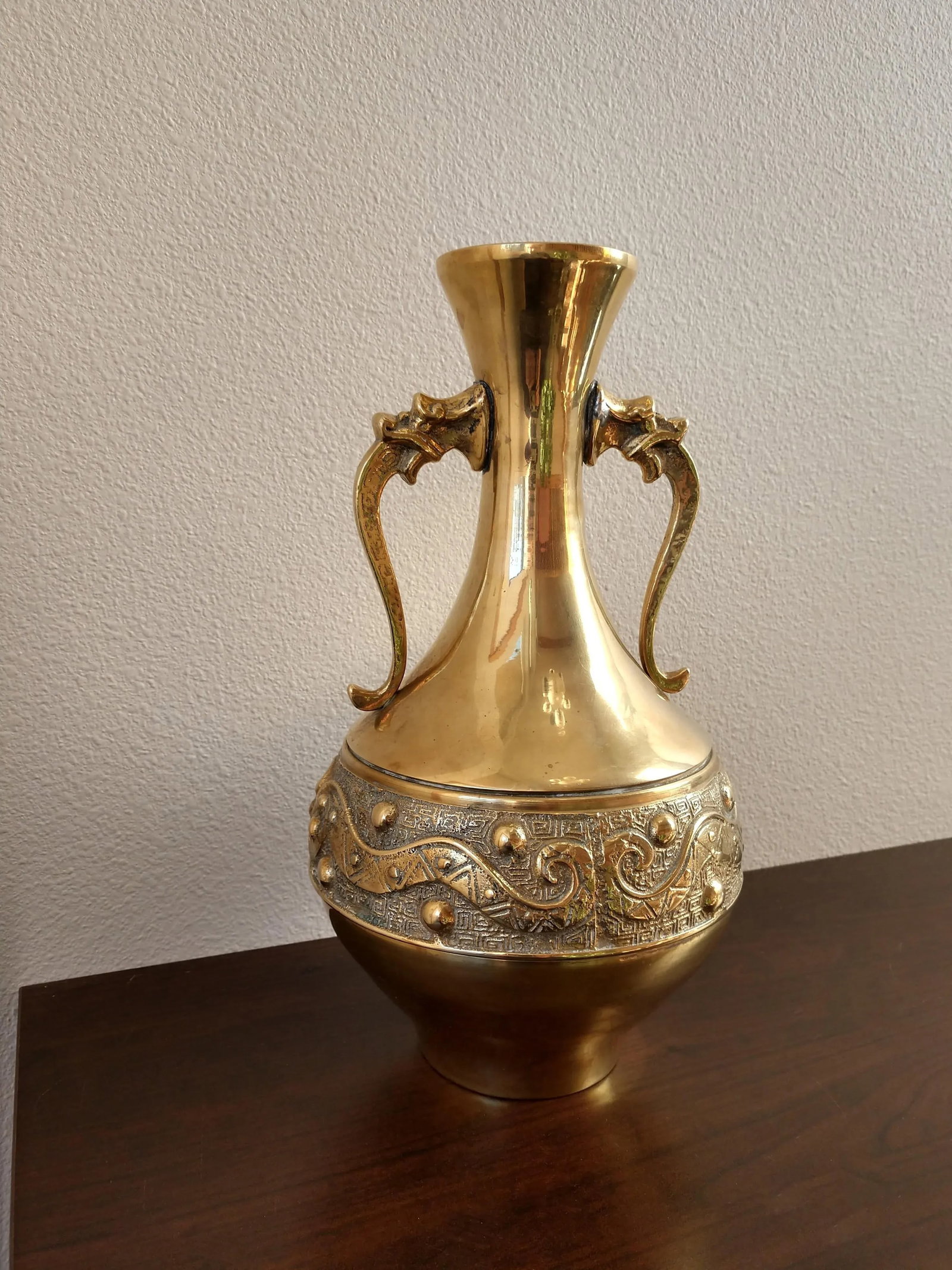 Pear Shaped Chinoiserie Vase in Brass With Dragon Handles - 7
