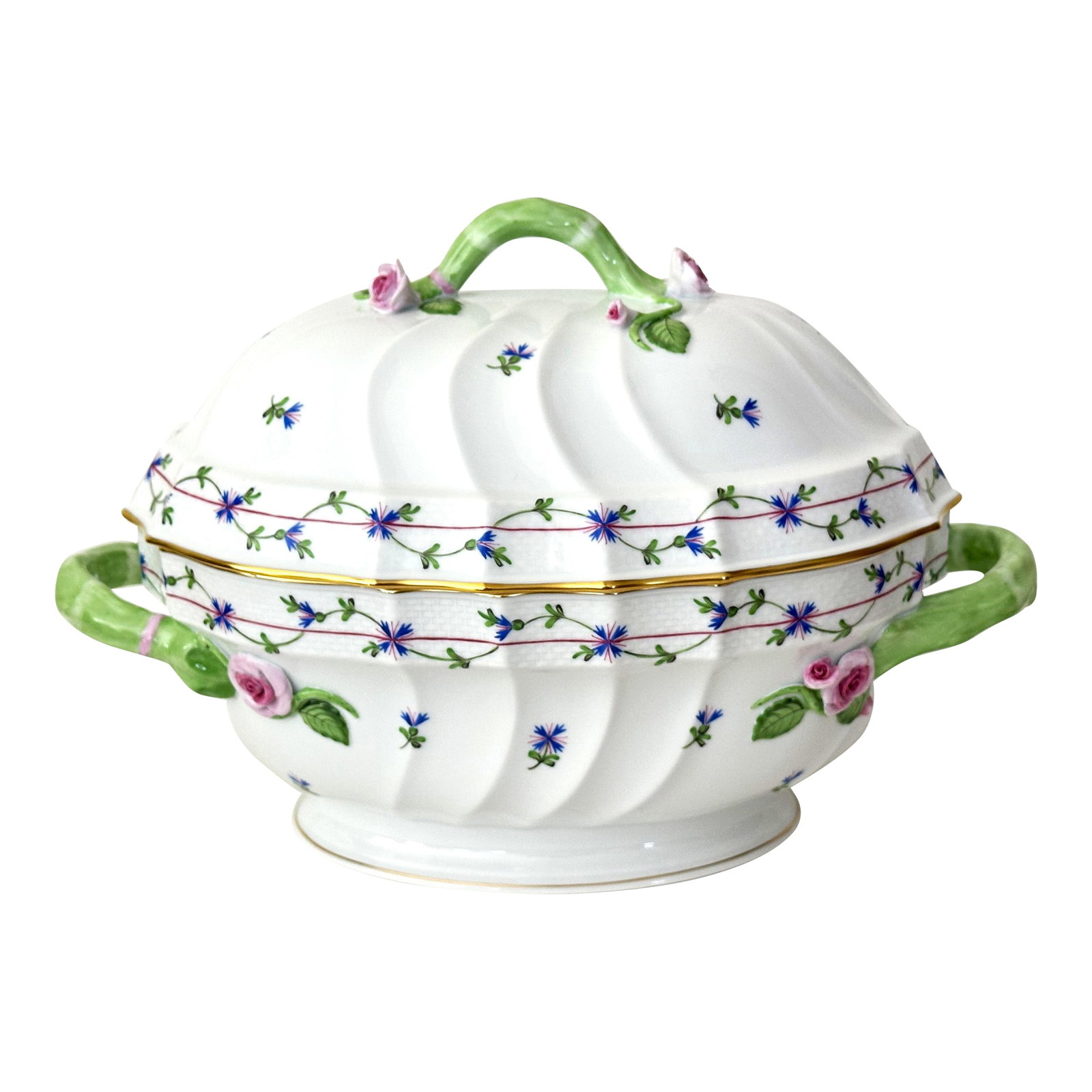 1980s Herend Blue Garland Large Tureen With Lid - Branch Handle, 1014/Pbg: This Herend Blue Garland tureen (pattern 1014/PBG) showcases the renowned craftsmanship of Herend porcelain. Created in 1985, the delicate Blue Garland pattern features soft blue floral accents on