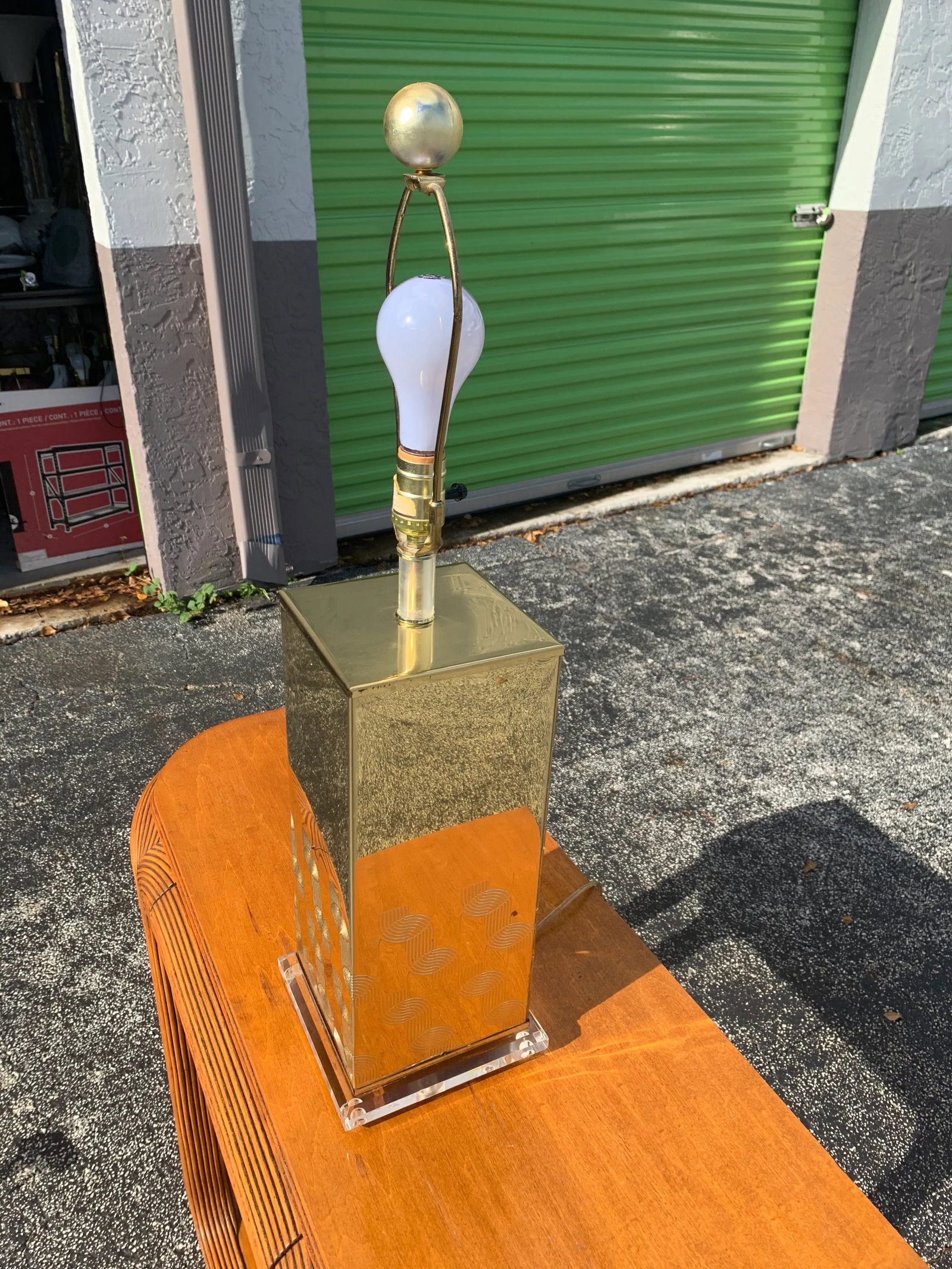 1970s Pierre Cardin Style Brass and Lucite Table Lamp - 12