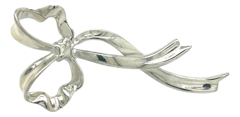 Tiffany & Co Estate Ribbon Brooch Pin Sterling Silver: Authentic Tiffany & Co Estate Ribbon Brooch Pin Sterling Silver TIF834 This elegant Authentic Tiffany & Co Silver brooch has a weight of 6.40 Grams. DETAILS Style: Ribbon Brooch Weight: 6.40 Grams