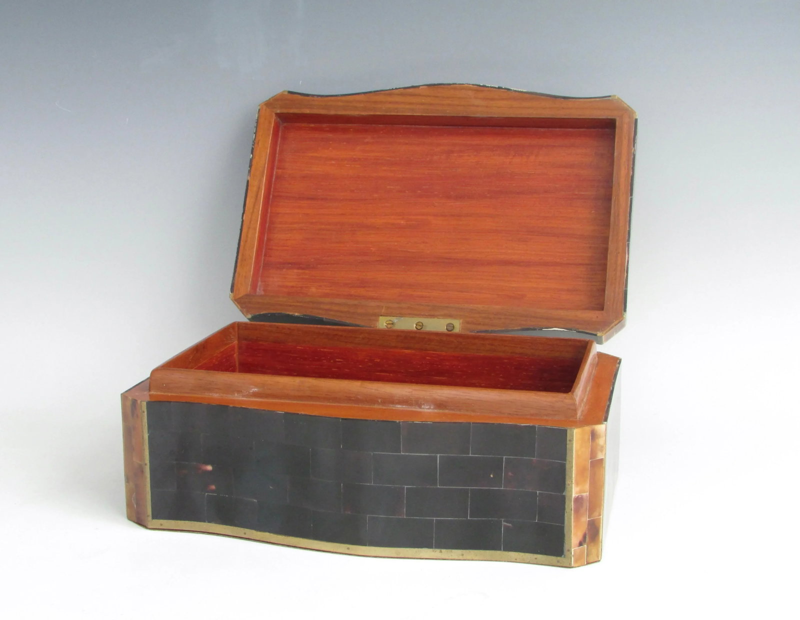 Tessalated Maitland Smith Faux Horn Gentleman's Dresser Box - 6